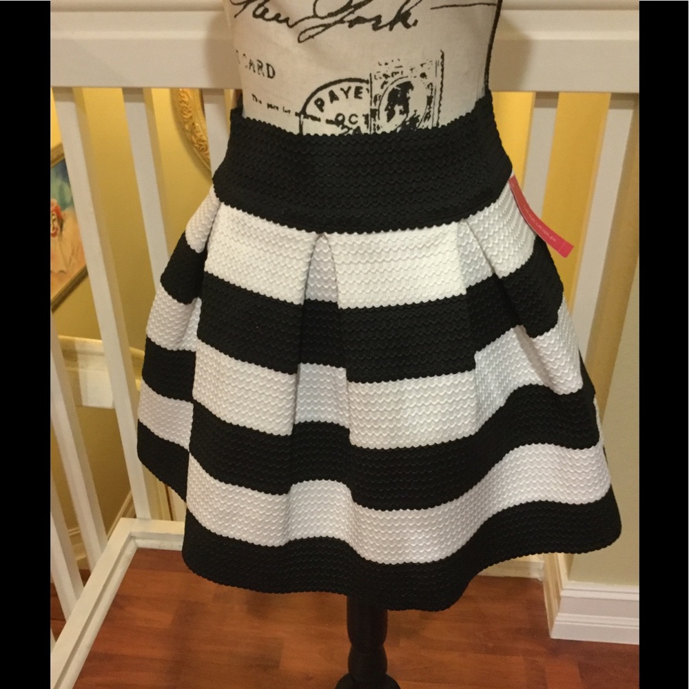 Stunning mini skirt