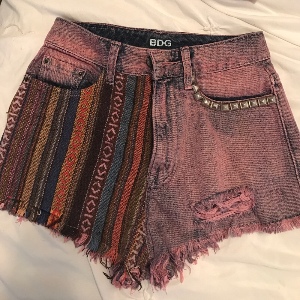 colored jean shorts w/studs & patterns on pocket