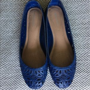 Blue lazer-cut lace design flats