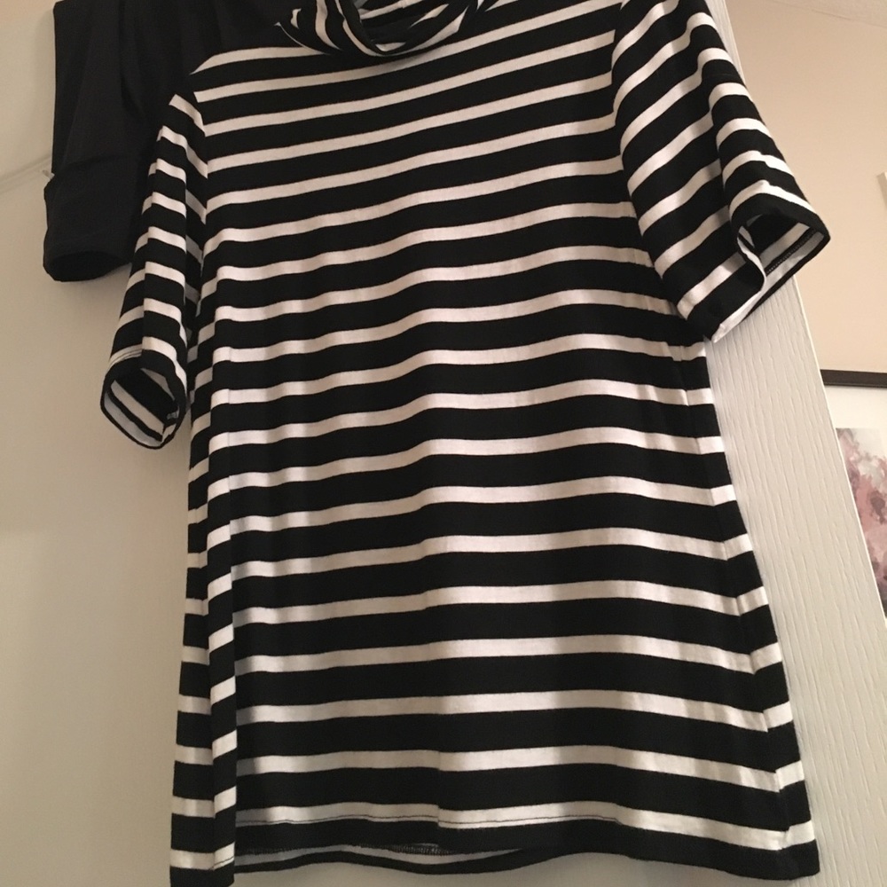 Black white short sleeve turtle neck