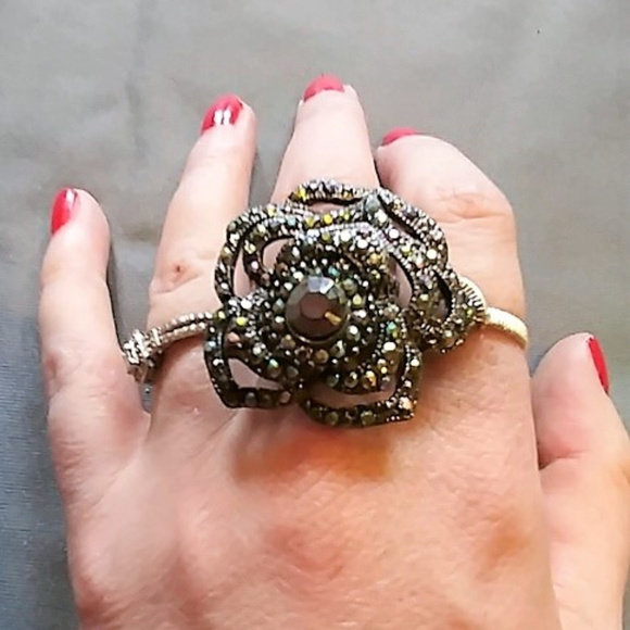 NWT! Statement Ring - Picture 2 of 7