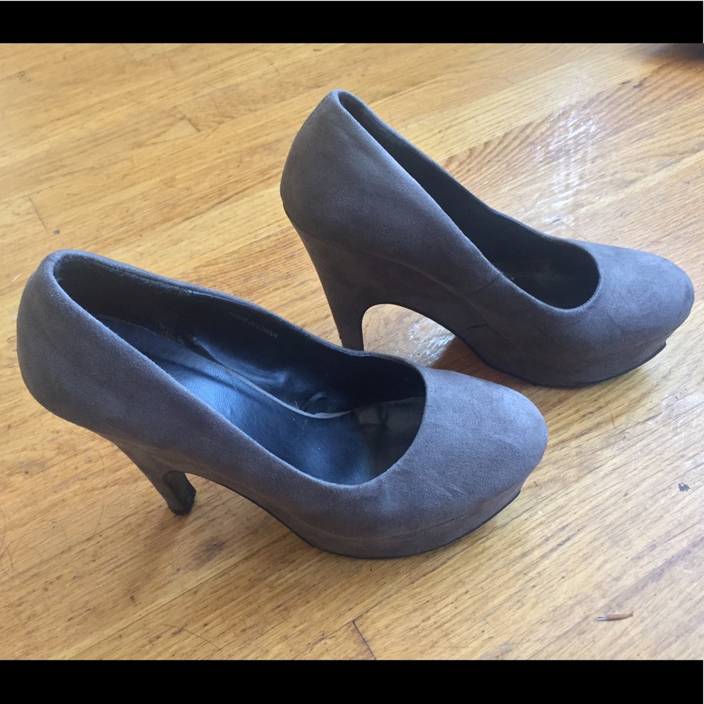 Forever 21 gray suede platform pumps! Size 8