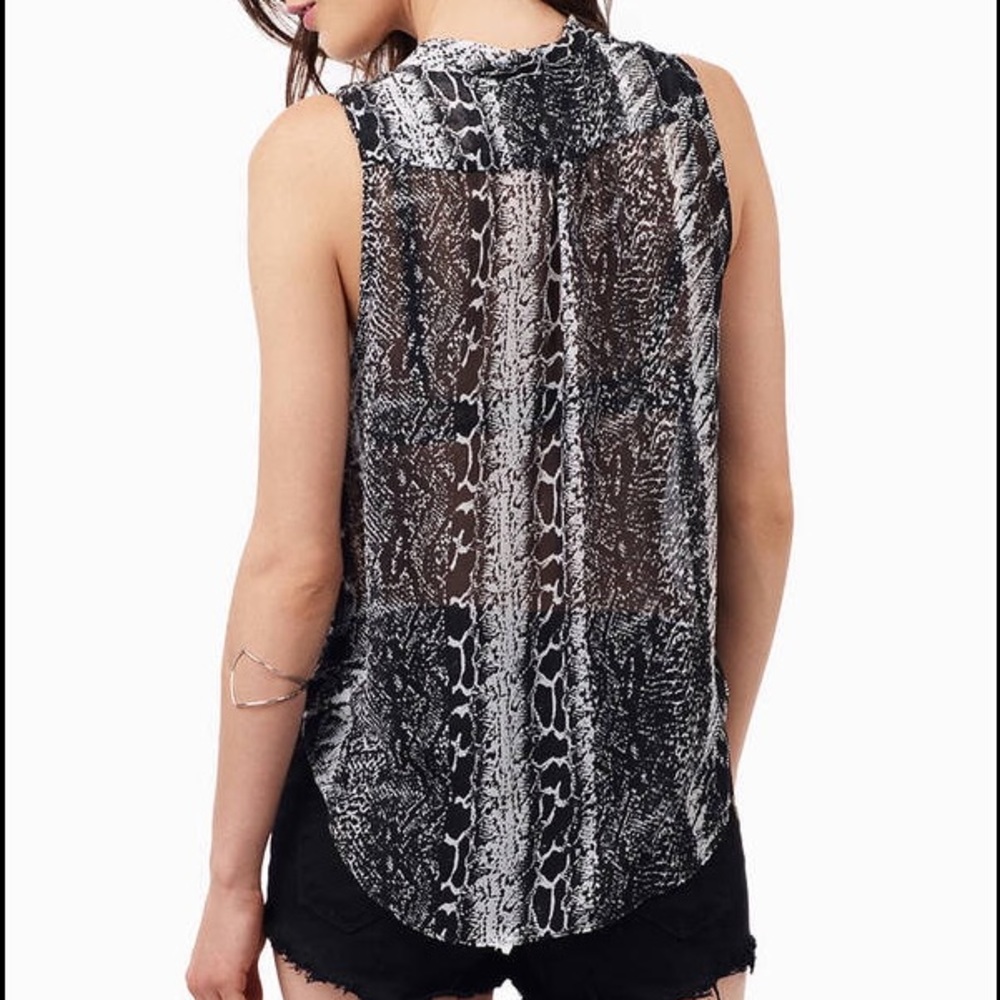 Tobi printed wrap blouse - Picture 3 of 4
