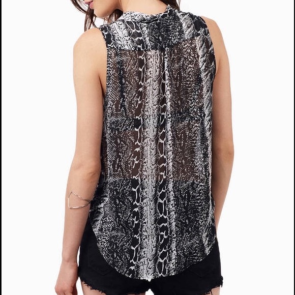 Tobi printed wrap blouse - Picture 3 of 4