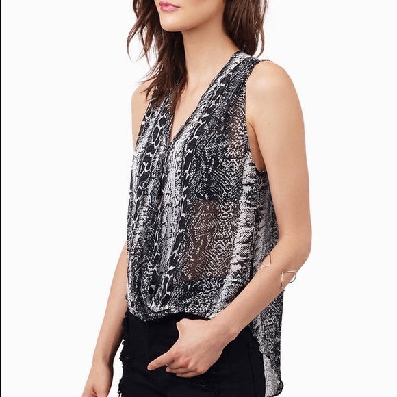 Tobi printed wrap blouse - Picture 2 of 4