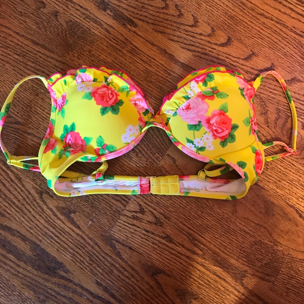 Bright and fun bikini top with floral print
