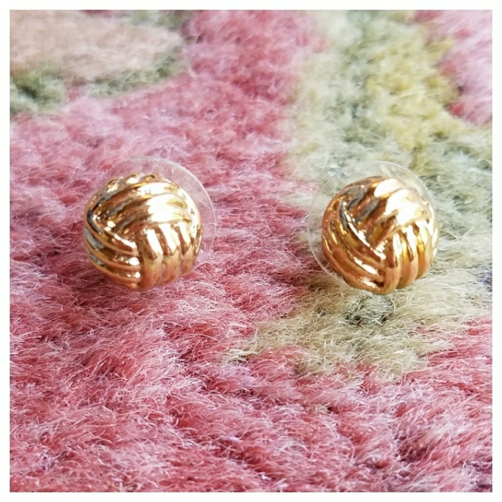 Stella and Dot gold earrings