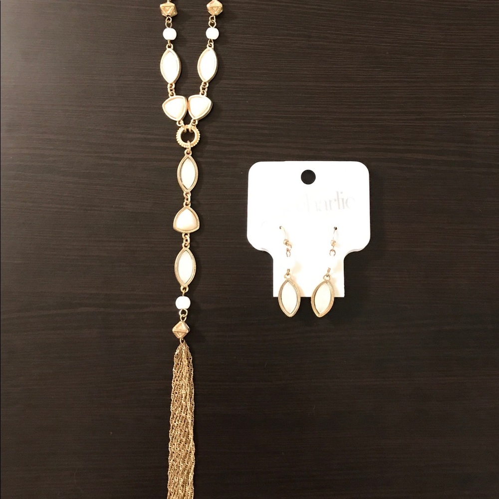 💐BNWT Charming Charlies White Necklace&Earrings💐