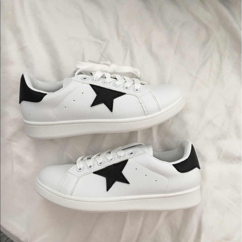 Black star ⭐️ white lace up sneakers 👟