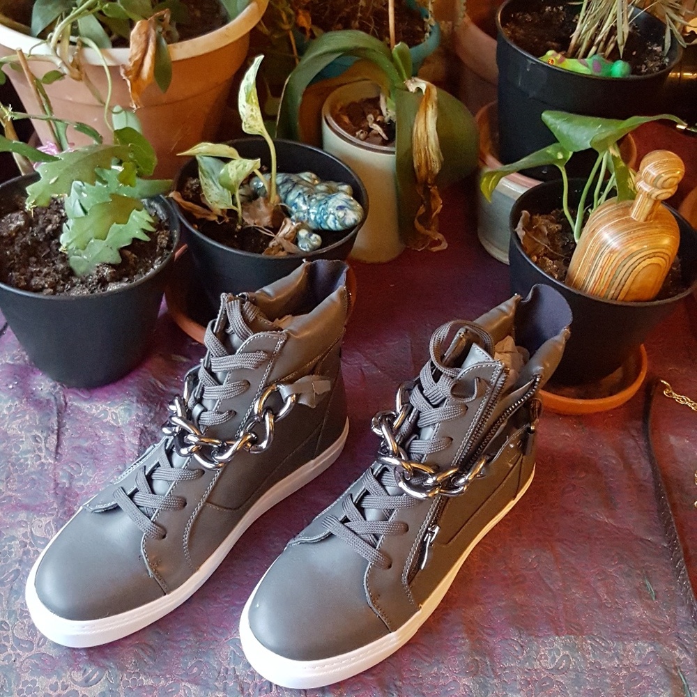 -=NIB=- Hi-Top Booties sz 9