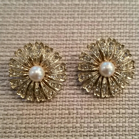 Vintage Jewelry - Vintage rhinestone & pearl flower clip on earrings