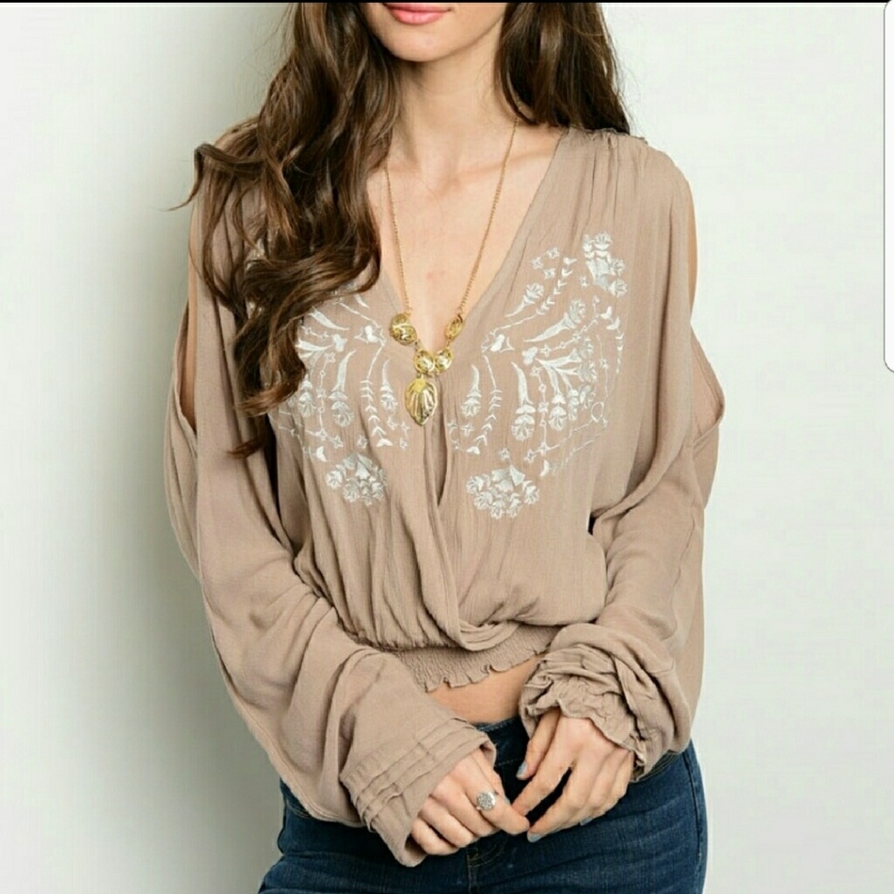 😍1 LEFT!(S)Embroidered Slit-Sleeved Semi Crop Top