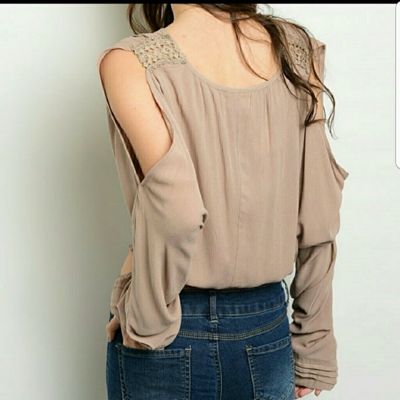 😍1 LEFT!(S)Embroidered Slit-Sleeved Semi Crop Top - Picture 2 of 2