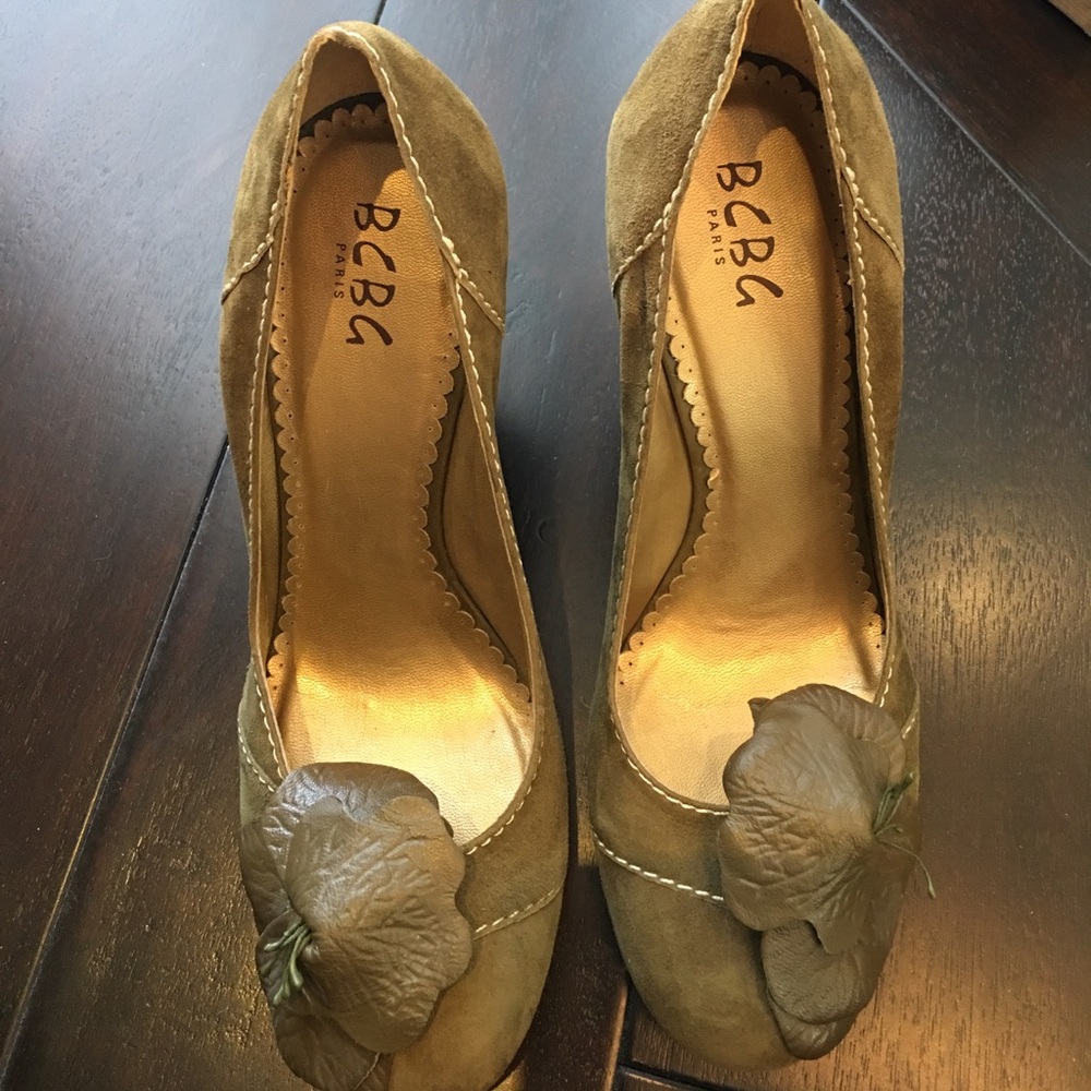 Bcbg green wedges size 9.5