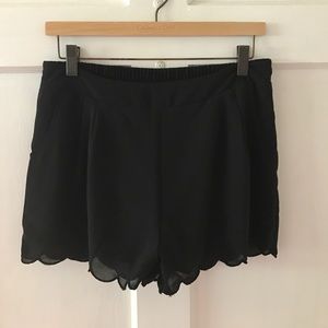 Scalloped detailed shorts