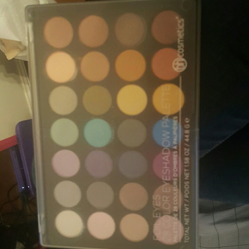 Bh cosmetics 28 color foil eyes palette