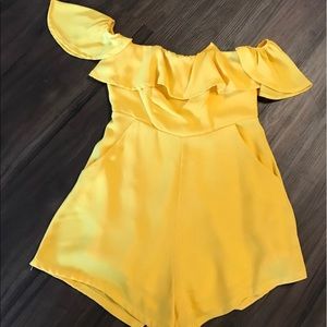 Yellow off-shoulder romper 💛