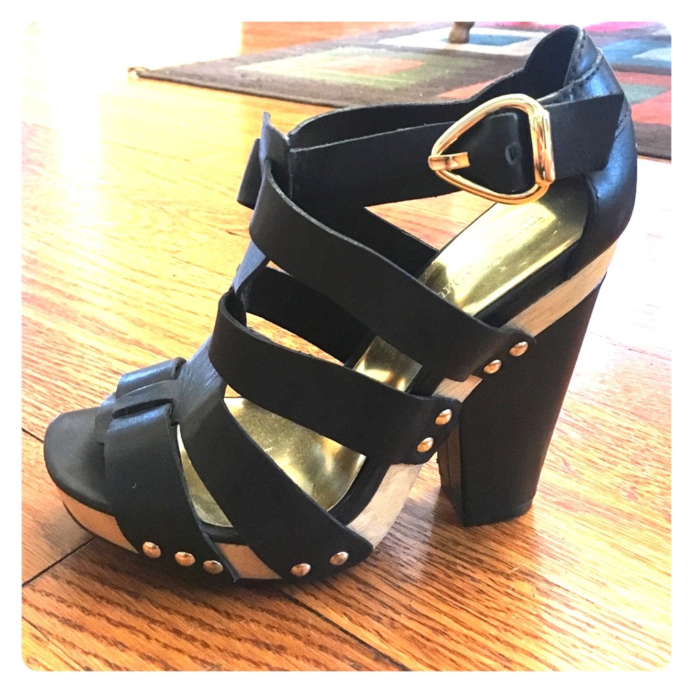 VINCE CAMUTO black leather platform sandals