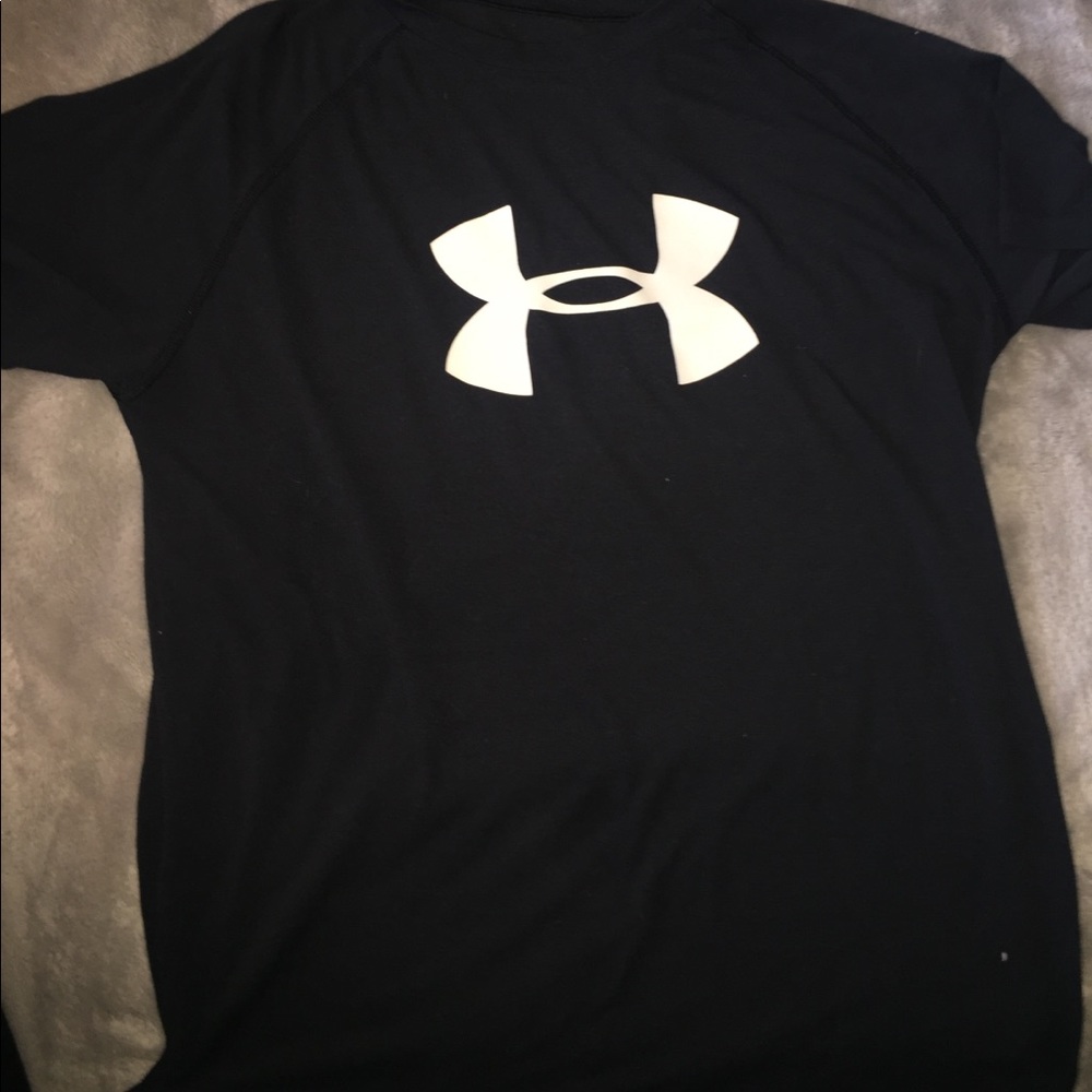 black under Armor t-shirt