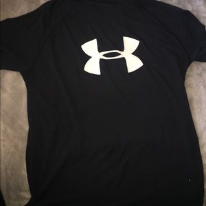black under Armor t-shirt