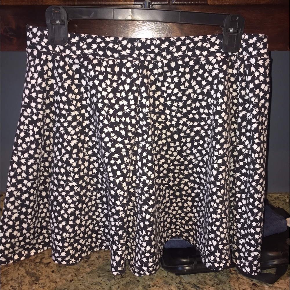 Aeropostale black & white floral skirt.
