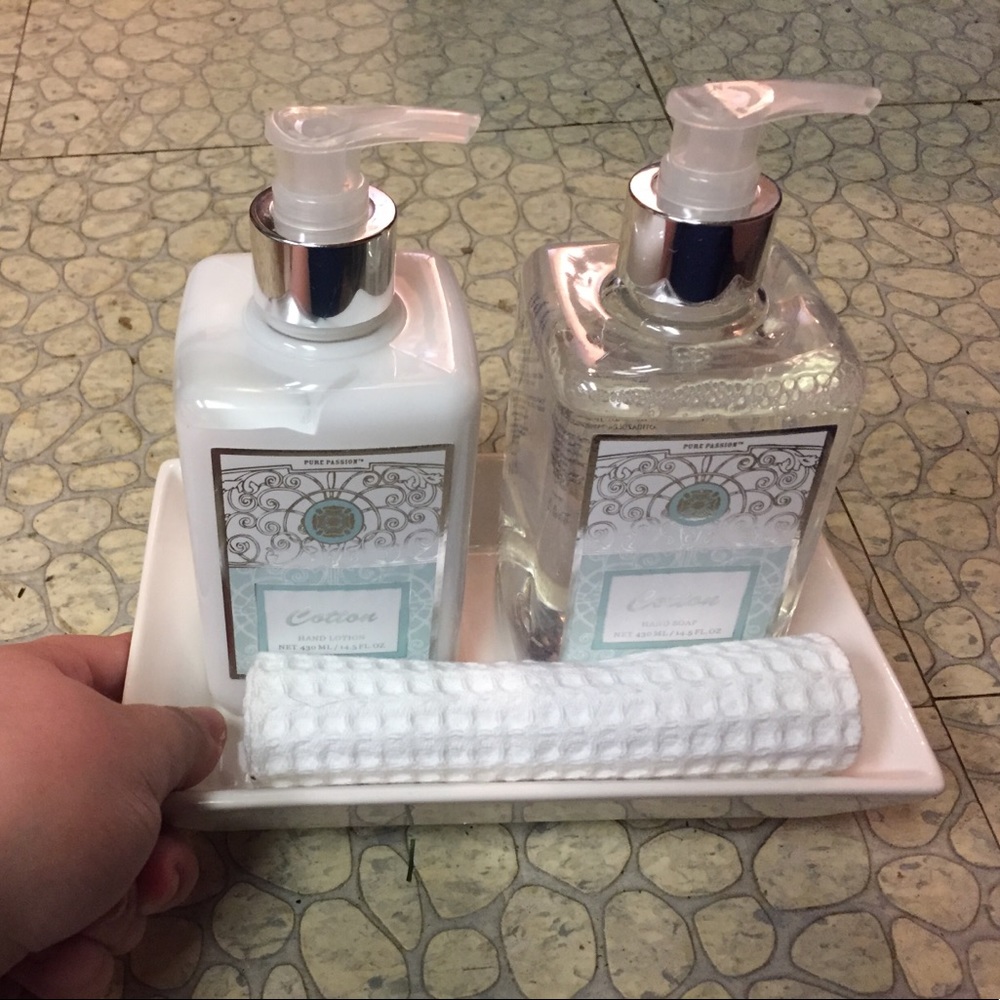 A hand lotion/ hand soap bathroom set NWOT