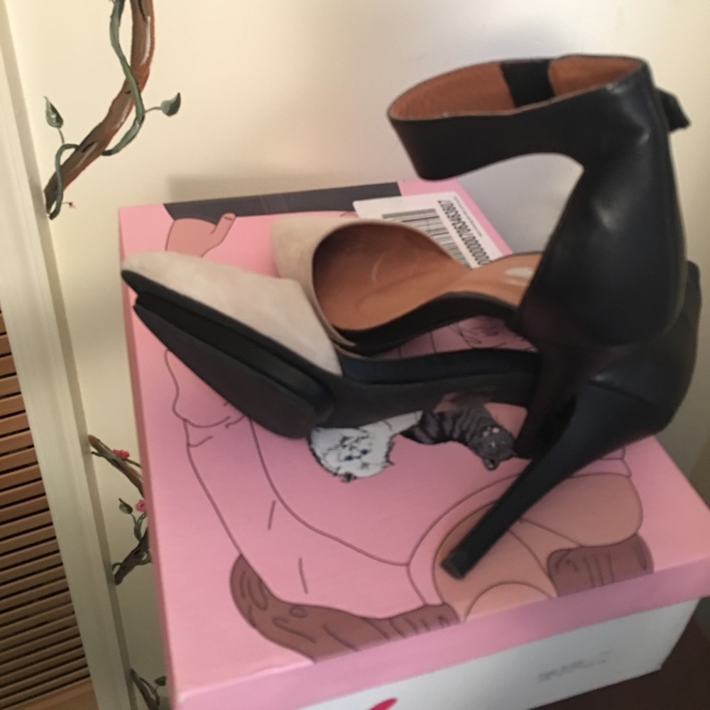 T strap heels...I'm an 8.5 & this shoe fits me