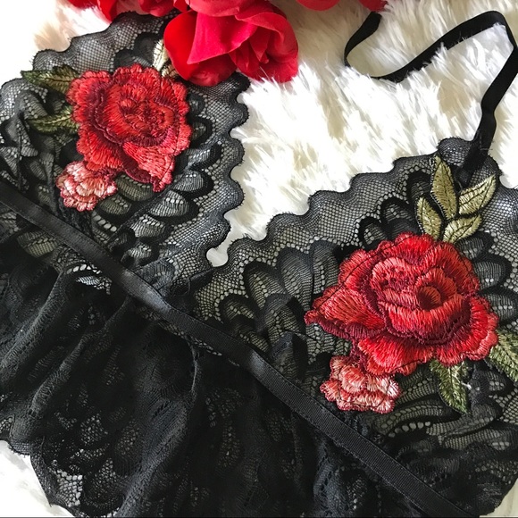 •War of the Roses• Lace Embroidered Bralette 5⭐️s - Picture 3 of 4