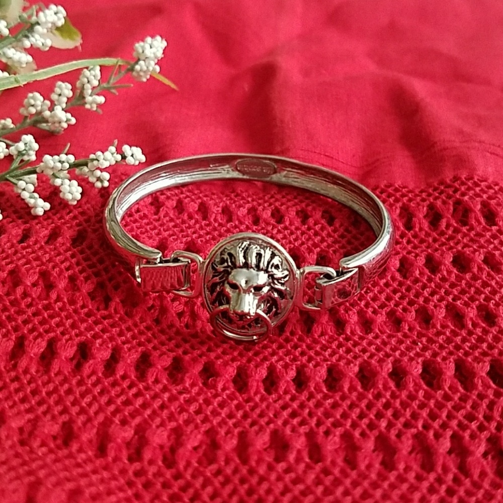 Lion head door knocker style bangle