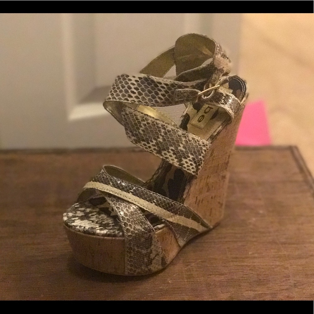 Tan black & gold Snakeskin print Bebe Wedges Sz 7