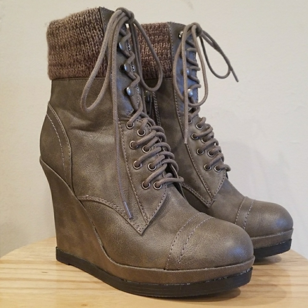 SOLD - Wedge boots