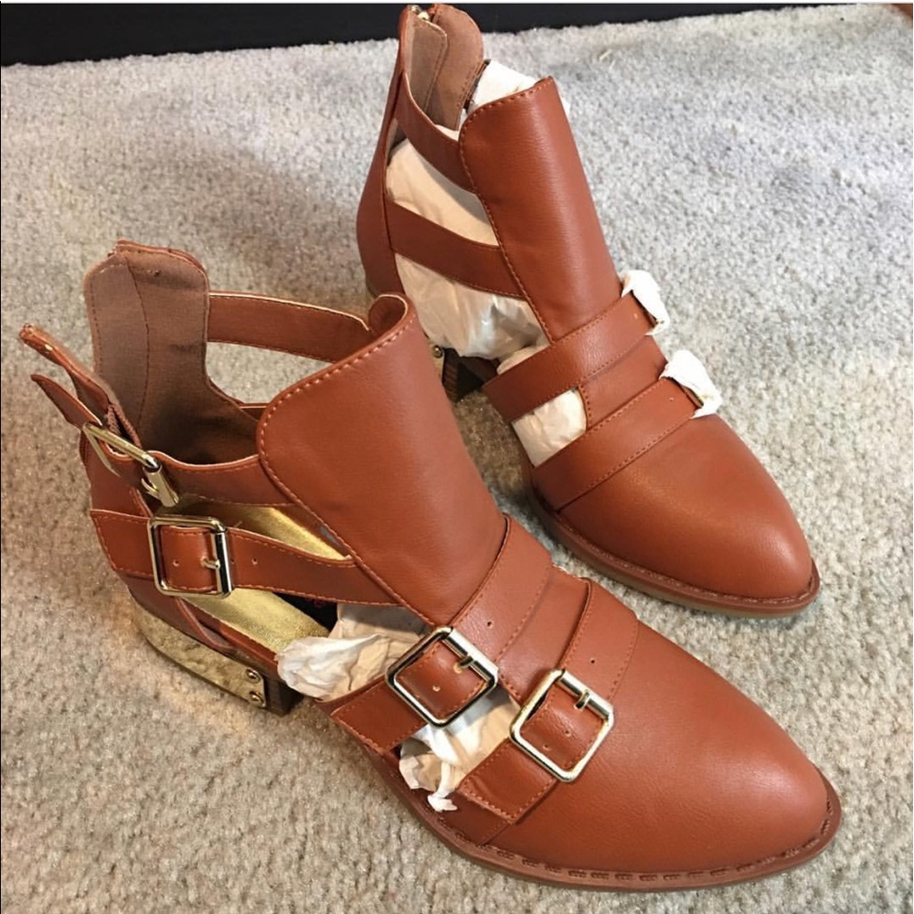 BNIB Dollhouse cognac cutout booties 6.5
