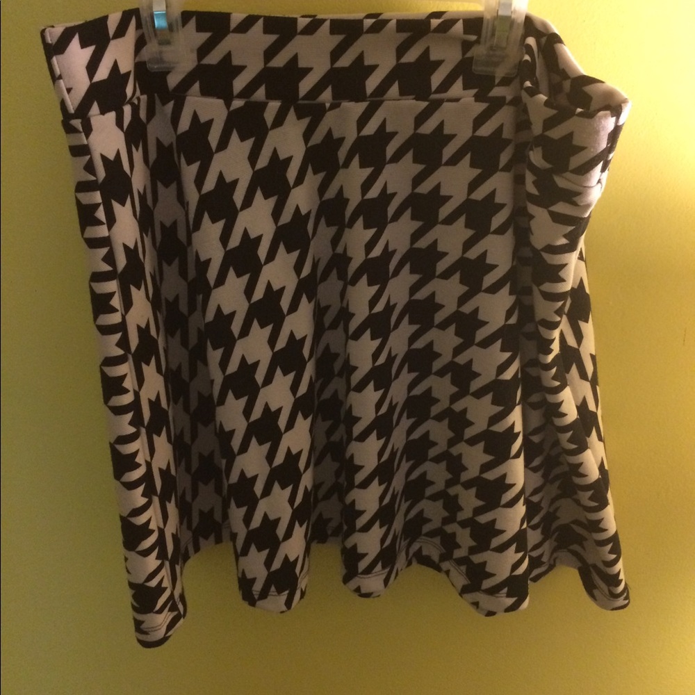 ⬇️15 NWOT X-Large Houndstooth Skater Skirt