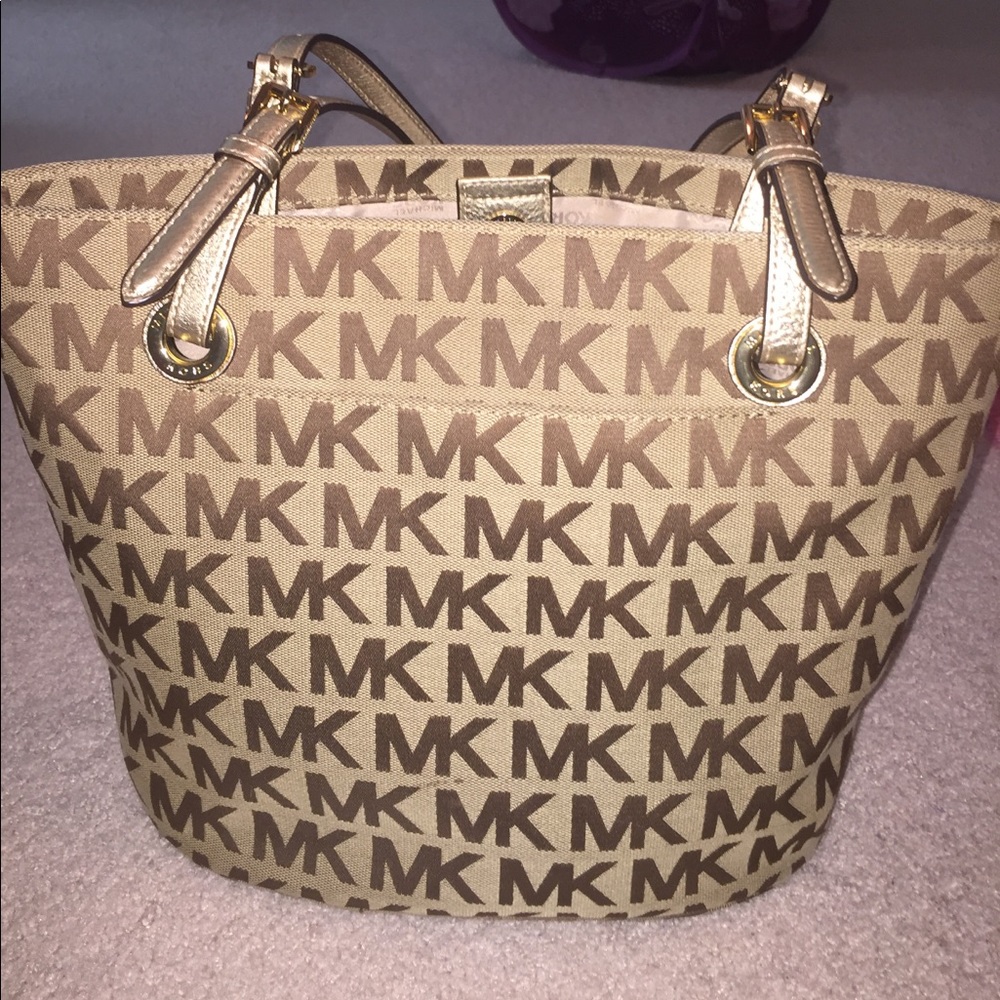 Micheal Kors purse