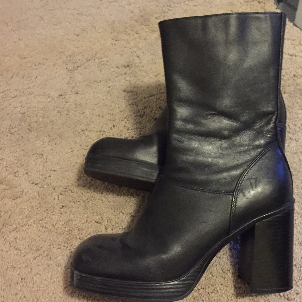 90s style block-heel boots