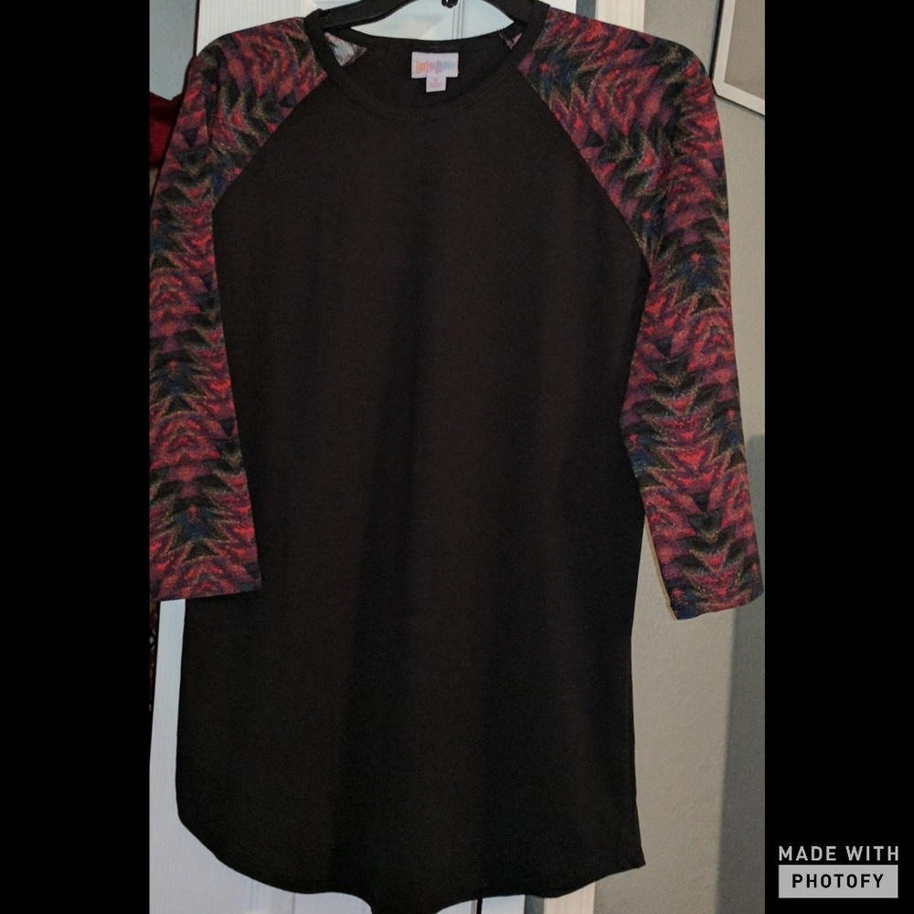 NWOT LuLaRoe Medium Randy Shirt