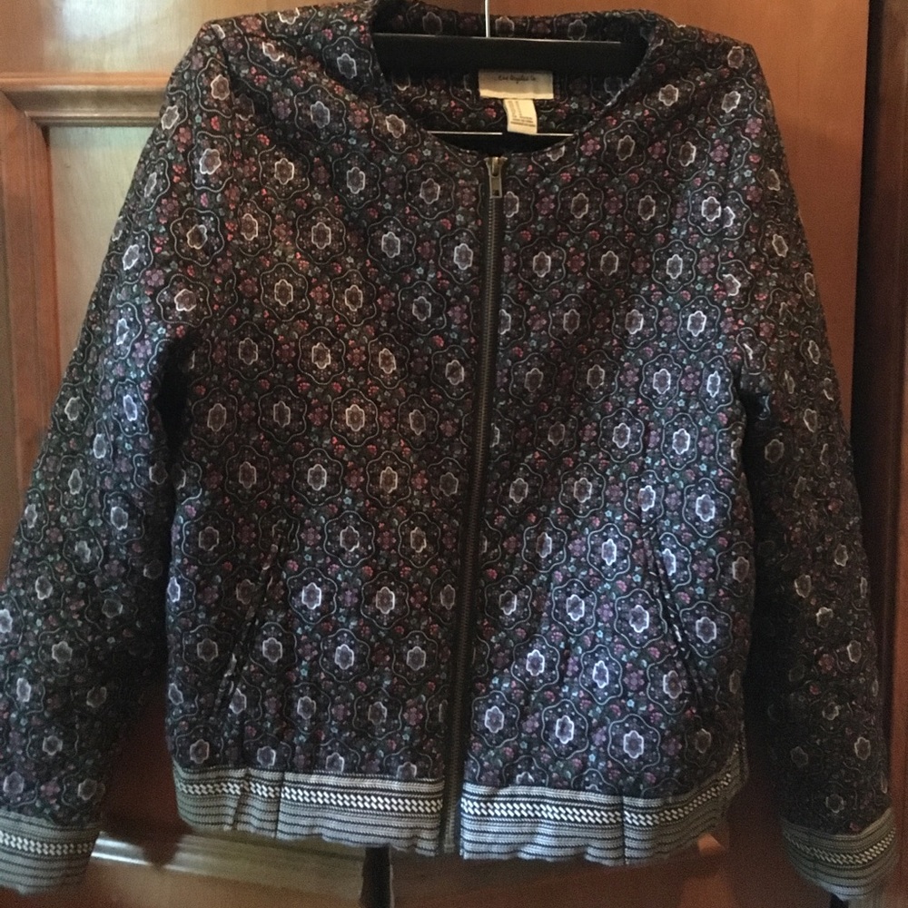 Coat. Front zipper.
