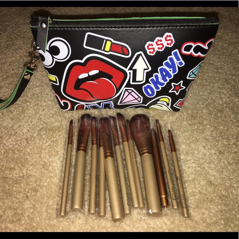 Makeup bag and brushes 👑👛💋