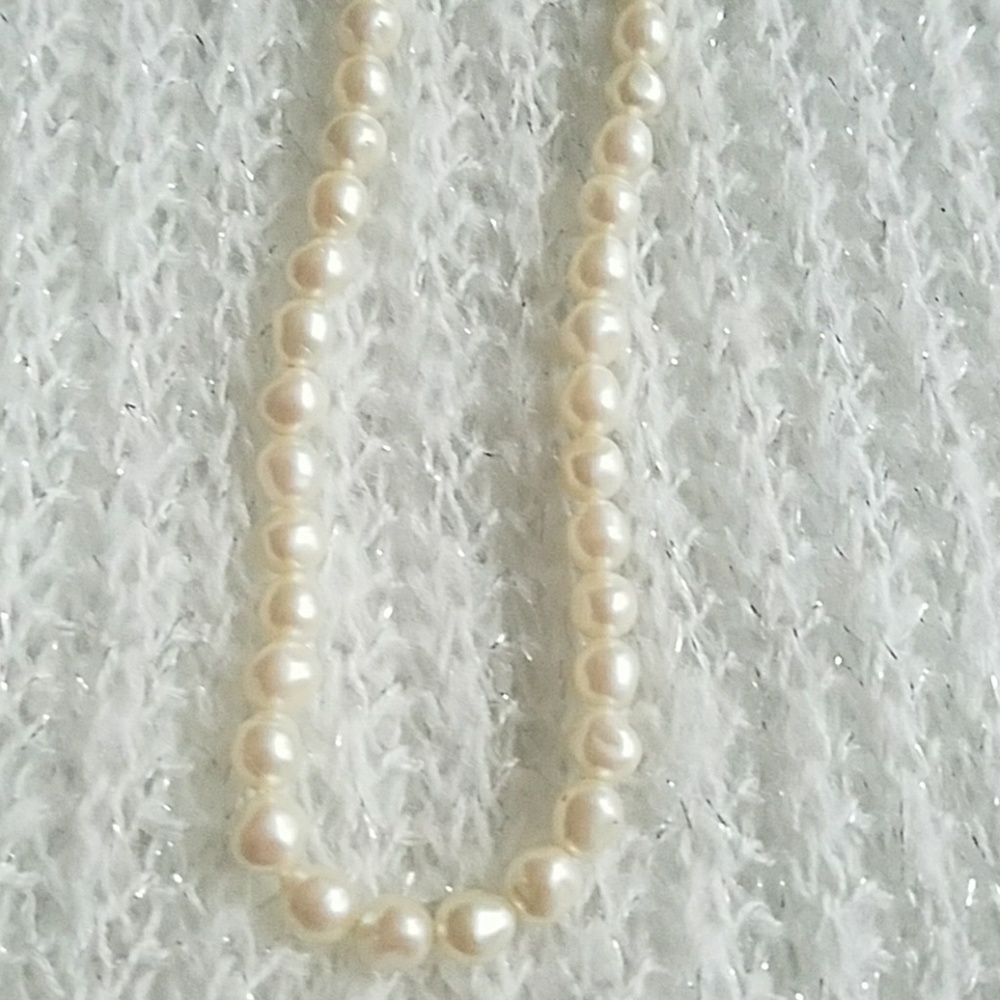 Fresh cultured pearls necklace