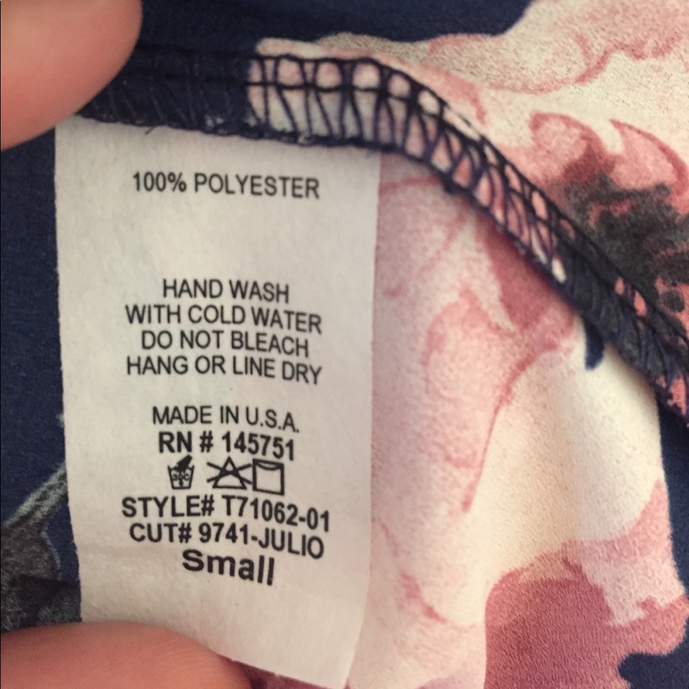 ❤️Last 1! SMALL Navy Floral cold shoulder top - Picture 7 of 7