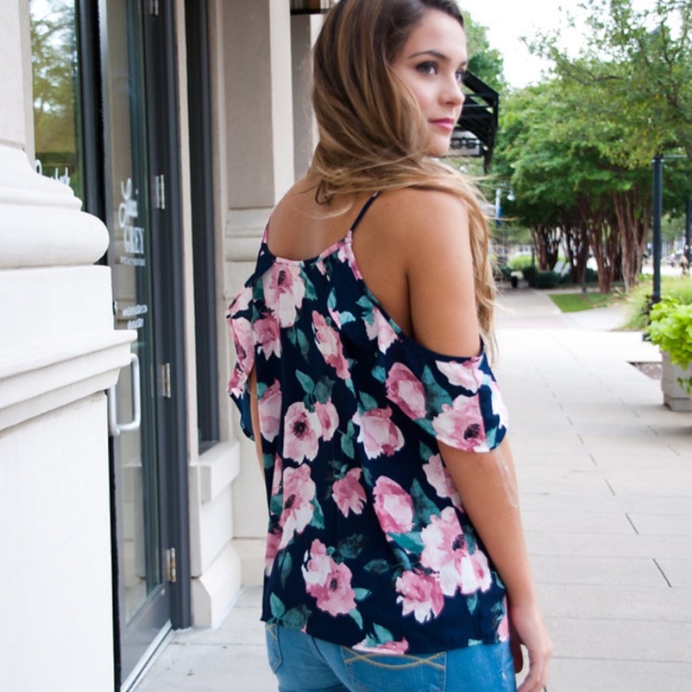 ❤️Last 1! SMALL Navy Floral cold shoulder top - Picture 5 of 7