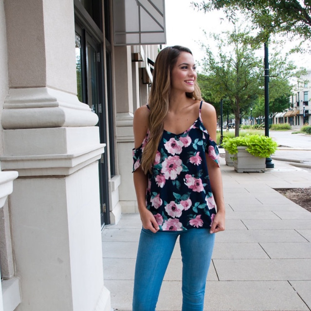 ❤️Last 1! SMALL Navy Floral cold shoulder top - Picture 6 of 7