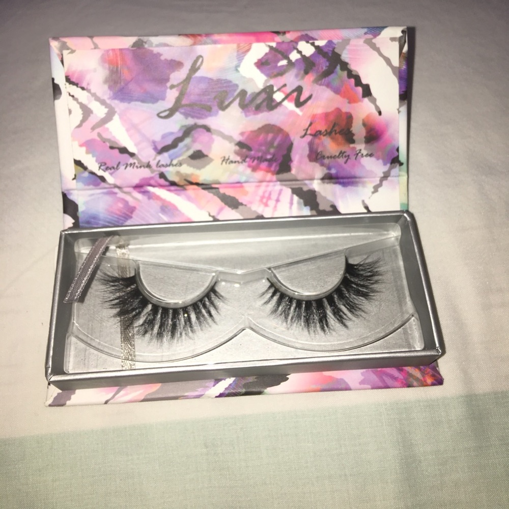 False eyelashes " dare me "