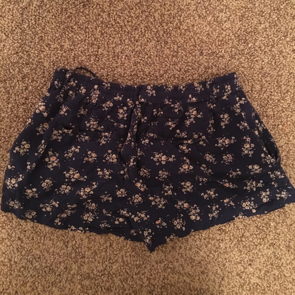 Forever 21 size 29 floral shorts - Picture 2 of 2