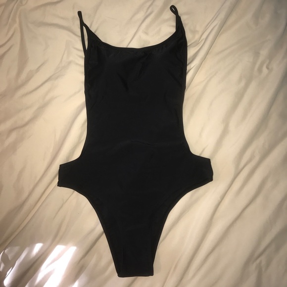 BACKLESS ONE PIECE - Picture 2 of 4