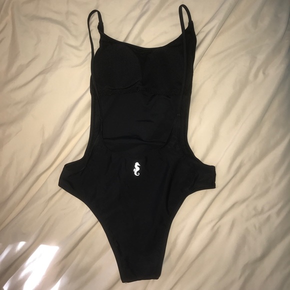 BACKLESS ONE PIECE - Picture 3 of 4