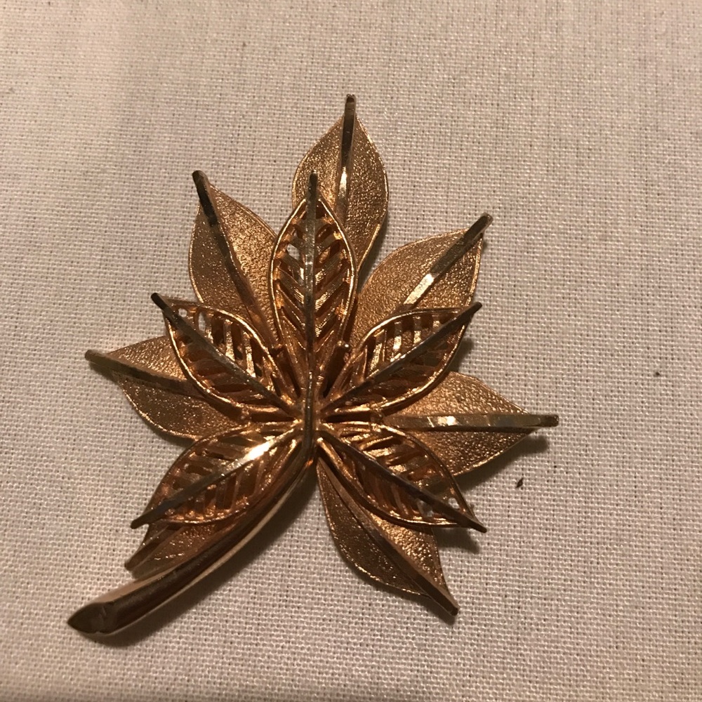Gold maple leaf brooch