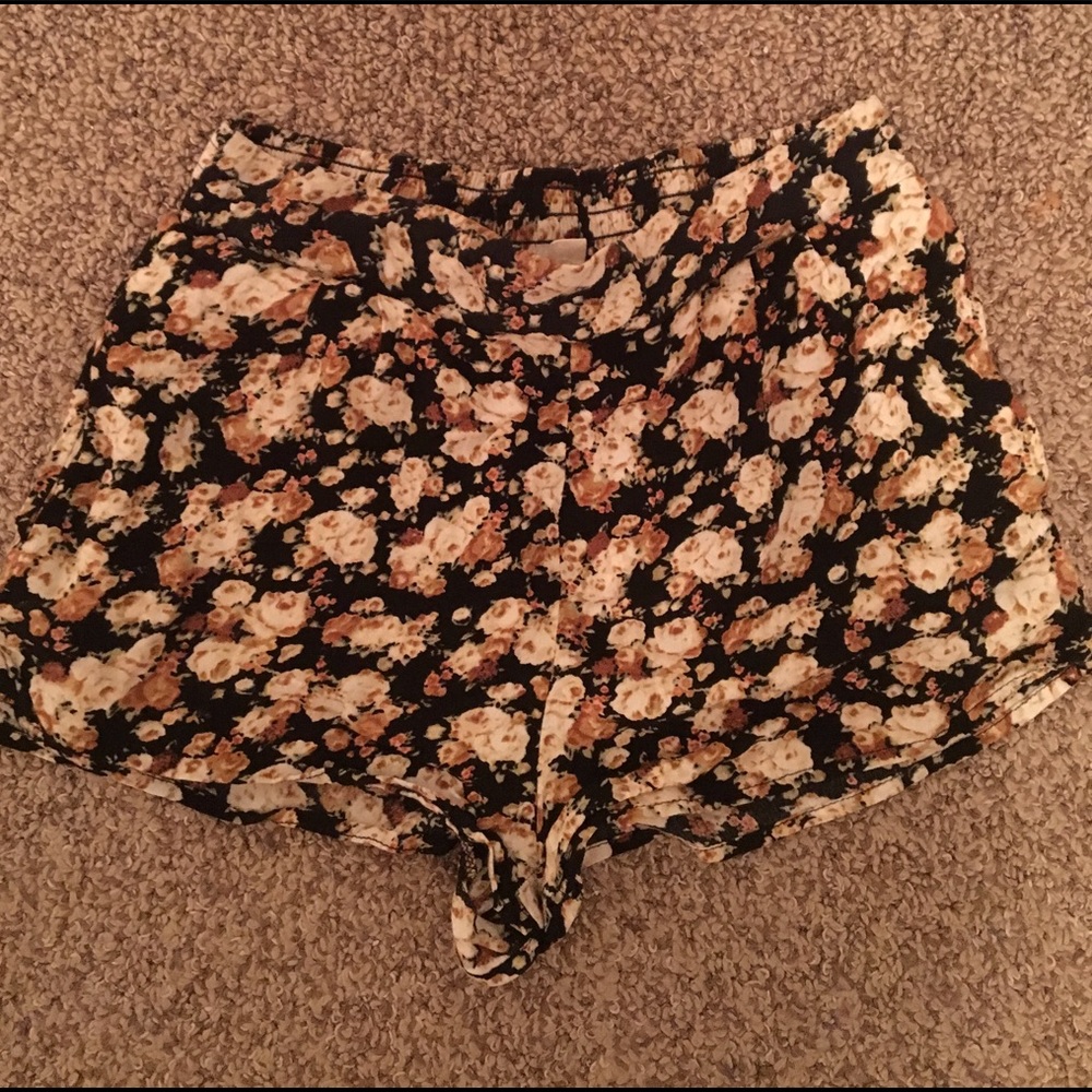 L.A. Hearts size M floral shorts