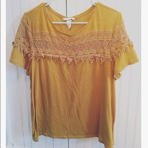 Lacey, mustard everyday tee!