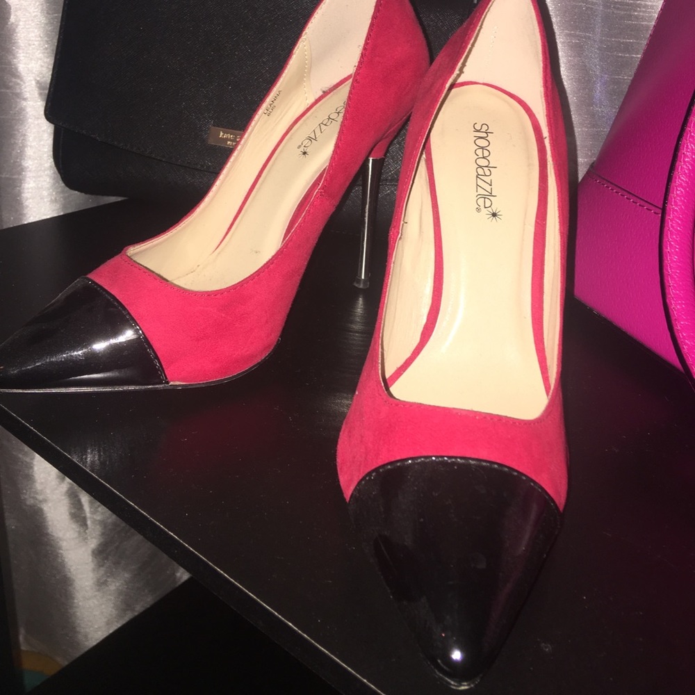 Red shoe dazzle pumps